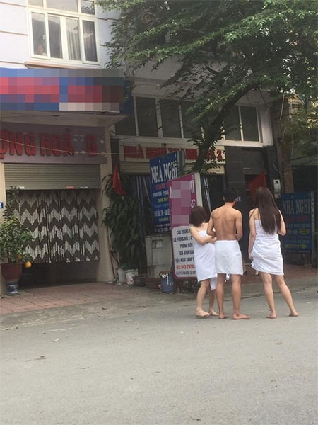 cặp đôi quấn khăn tắm chạy từ khách sạn ra